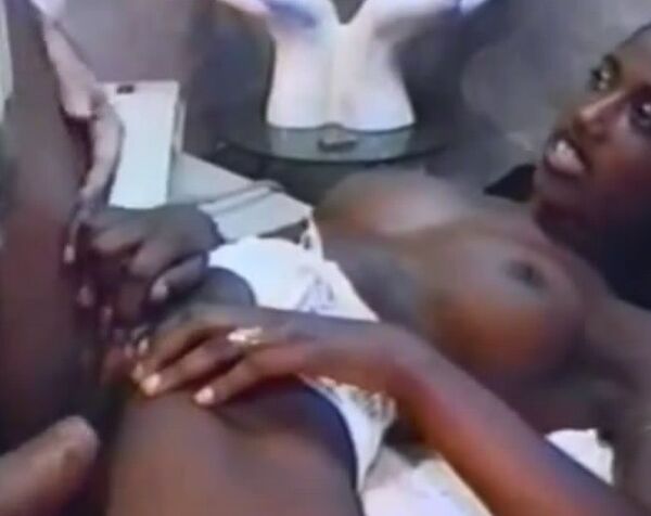 Молодая негритянка у истоков своей карьерной лестницы