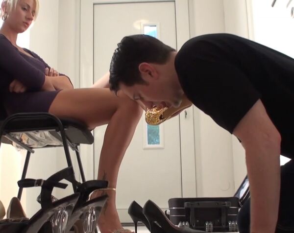 Немецкая фетишистка заставила парня лизать её каблук