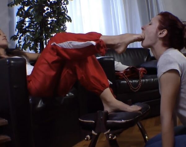 Хозяйка принудила служанку лизать ей ноги