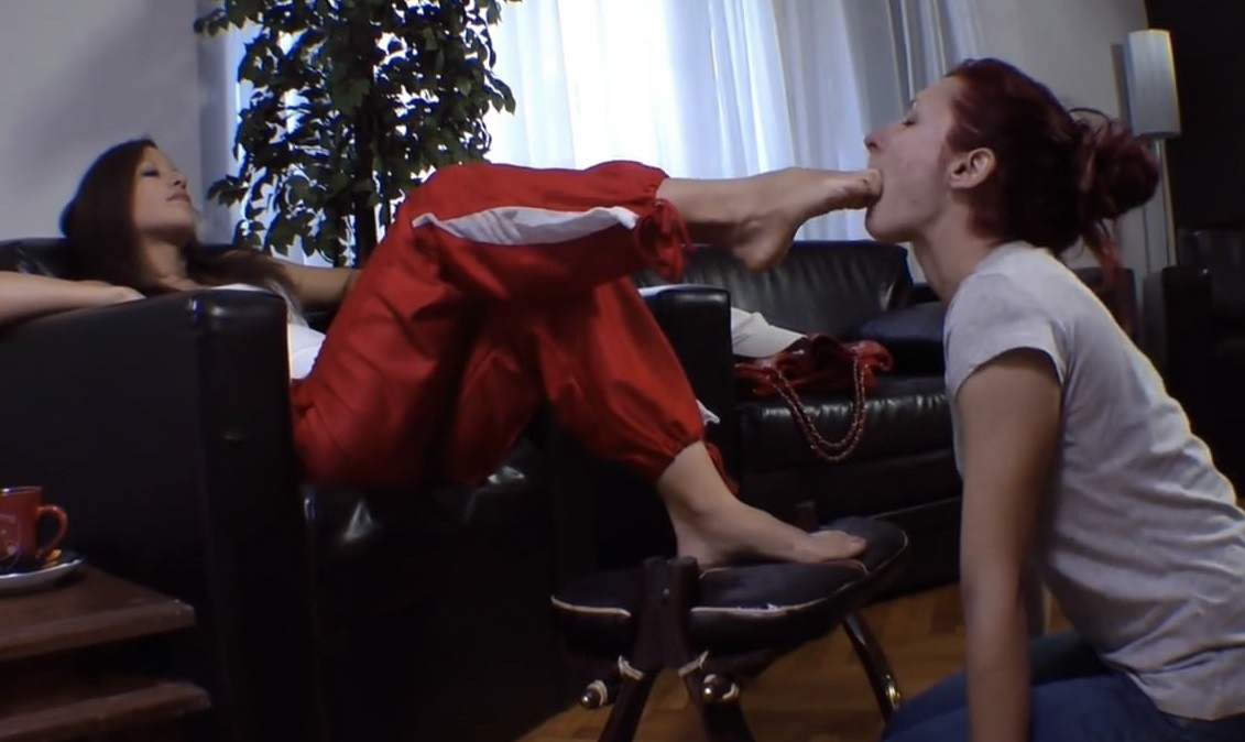 Девушка заставляет меня лизать ей ноги - порно видео на Erkiss Девушка заставляет меня лизать ей ноги - порно видео на Erkiss