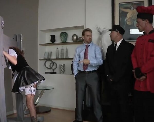 Четыре мужика жёстко трахнули горничную за проступки