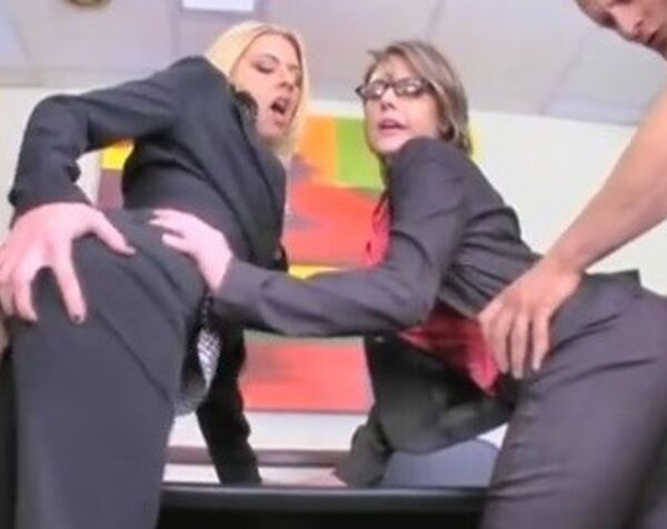 Партнёрши по бизнесу вызвали двух стриптизёров для секса