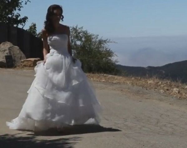 Красивая невеста возбудилась и начала мастурбировать