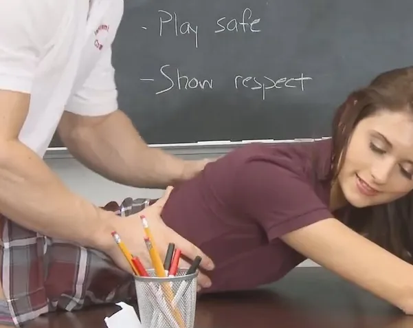 Учитель лижет пизденку своей студентке
