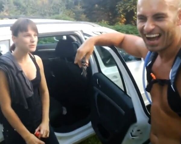 Друзья пригласили похотливую сучку и забавляются с ней в машине