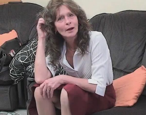 Старушка разделась и подрочила волосатую пизду