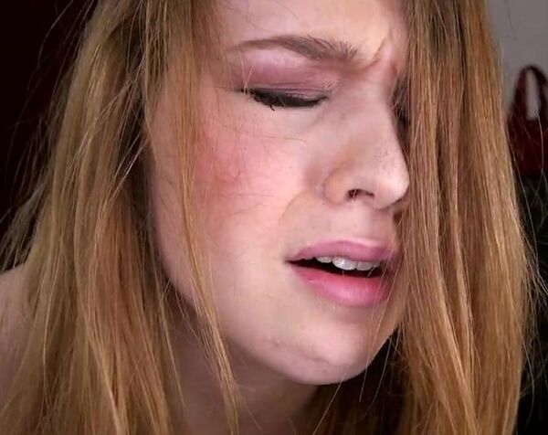 Мастурбирует секс-машиной и трахает себя самотыком