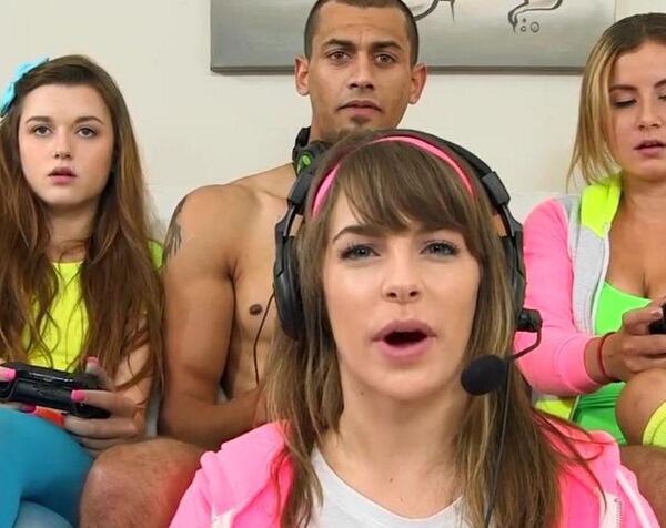 Везучий негр по очереди трахнул трёх молодых подружек