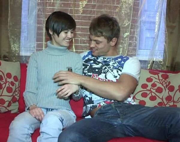 Снял русскую девушку в кафе и повёл домой трахать