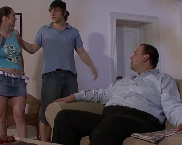 Толстяк застукал чужую девушку за мастурбацией и трахнул