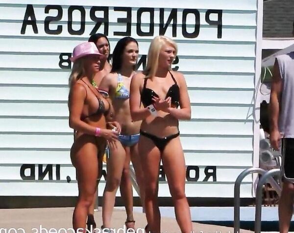 Девушки публично раздеваются и танцуют стриптиз на улице