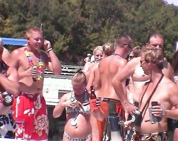 Пьяные девки раздеваются во время вечеринки на яхте