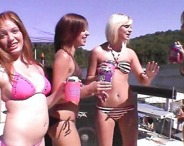 Пьяная тусовка на пляже с развратными потаскухами
