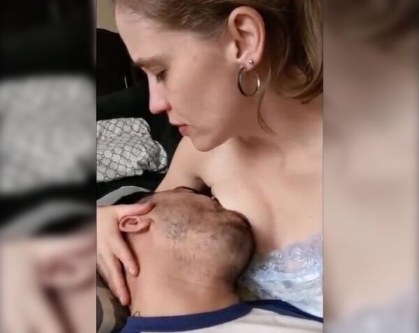 Жена дважды кончает от того, что муж лижет ей сиськи