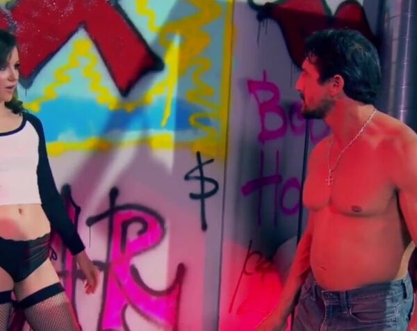 Качок жестко дает на клык молодой проститутке