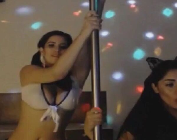 Эротичные веб модели устроили стриптиз возле шеста