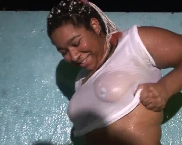 Телки участвуют в фестивале мокрых футболок