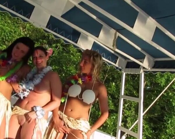 Девчонки без стыда и стеснения раздеваются на публике