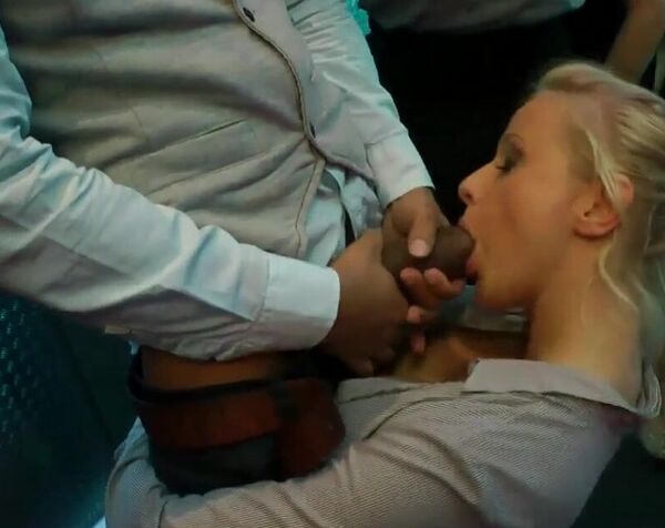 Пьяные шлюшки отсасывают стриптизерам в шумном ночном клубе