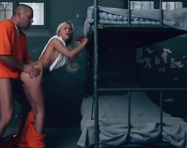 Зэк в робе трахает милую блондинку в камере