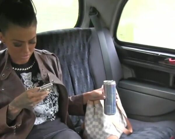 Сисястая брюнетка расплатилась с таксистом отсосом и еблей