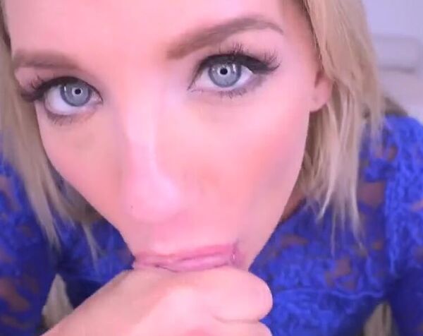 Мужик дает попробовать свой хуй двум очаровательным минетчицам