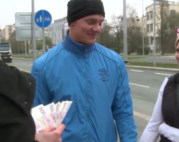 Пикаперы дали чешской парочке денег и трахнулись с ними