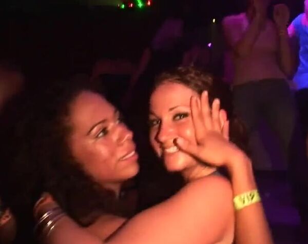 Пьяные телки танцуют эротические танцы на танцполе