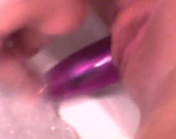 Стерва в очках дрочит пизденку в пенной ванной