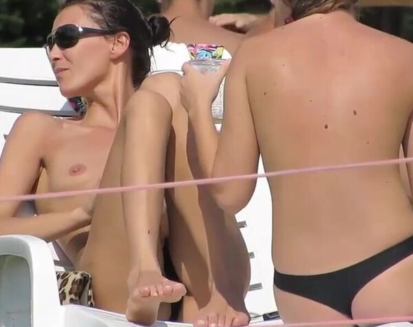 Знойные девушки в бикини возбуждают мужиков жопами и сиськами