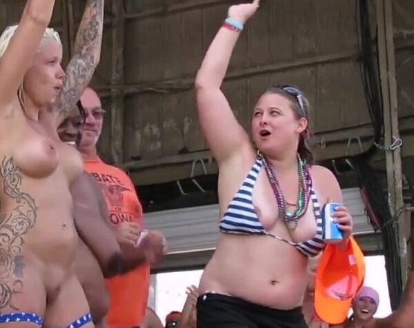 Грязные старушки раздеваются на сцене перед незнакомцами