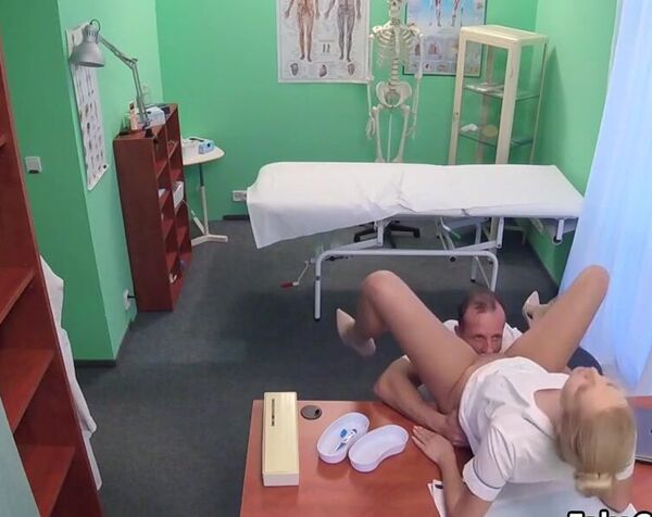Главный доктор уединился с медсестрой в палате и жарко трахнулся