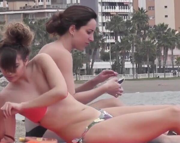 Развратный парнишка наблюдает за голыми красотками на нудистском пляже