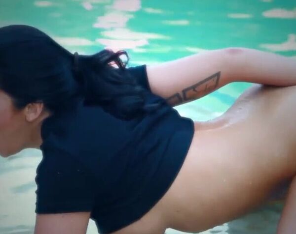 Милашка с красивыми сиськами мастурбирует писечку в бассейне