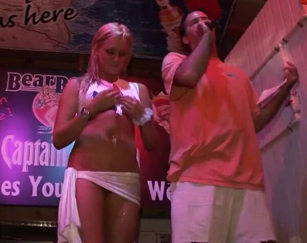 Молодые проститутки без трусиков возбуждают клиентов танцами