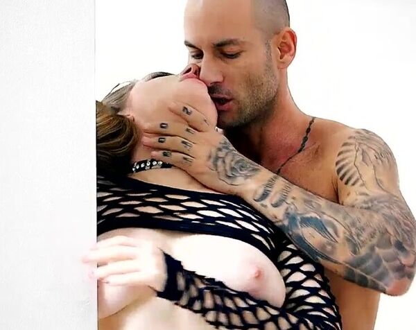 Татуированный кавалер ебет в дырки знойную бабу