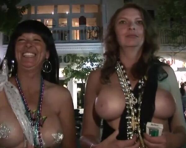 Голые женщины разгуливают по улицам и трясут прелестями