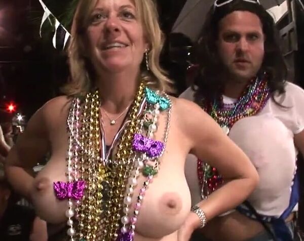 Голые шлюшки гуляют по улицам и трясут сиськами