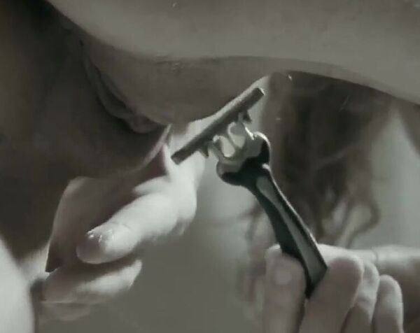 Великолепная красотка уединилась в ванне и выбрила волосатую пиздёнку