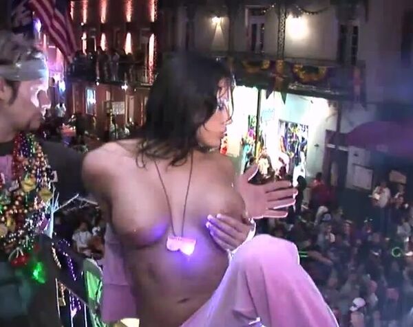 На концерте пьяная деваха забралась на сцену и показала зрителям голые сиськи