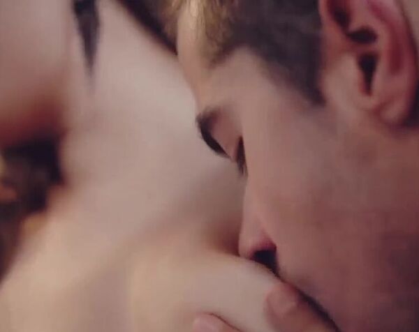 Мужик отвлёк любовницу от работы в офисе для нежного секса