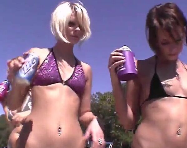 Парни развлекаются с молодыми сучками на шикарной вечеринке