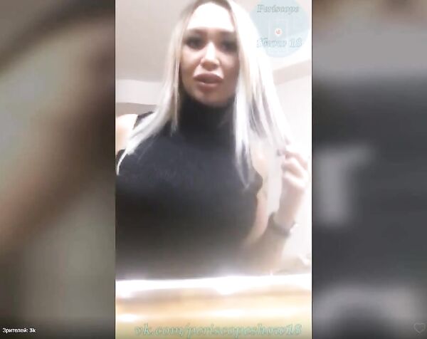 Студентка блондинка показала большие