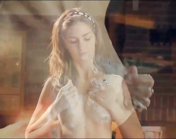 Необычный способ мастурбации, но красиво)