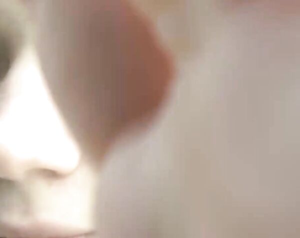 стримерша в купальнике плавает на твиче