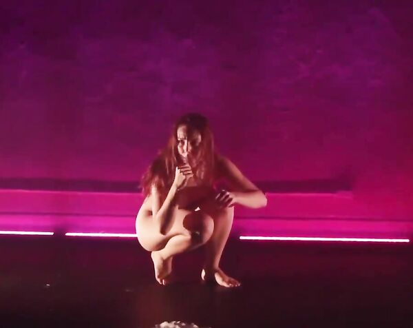 OON, голая на сцене – бразильская актриса Juliana Pina играет роль с обнажением