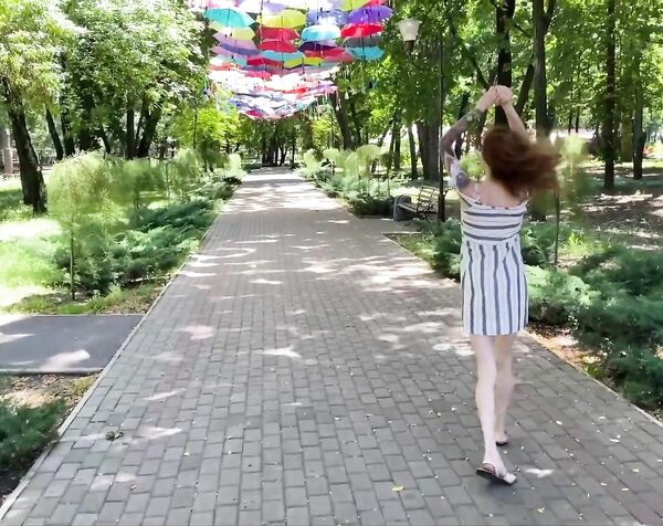 Украиночка решила погулять в парке без труселей