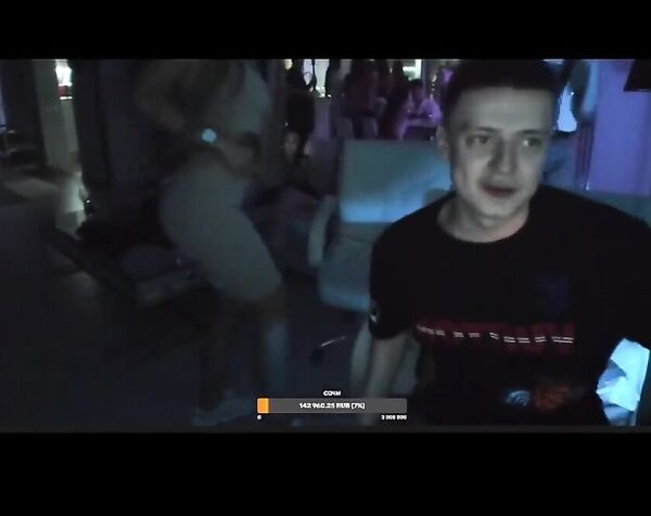 ТВЕРК ЗА 15000 РУБЛЕЙ НА СТРИМЕ У МЕЛСТРОЯ/ШЛЮХА ЗАСКАМИЛА MELLSTROY