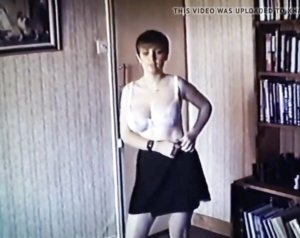 Любительский стриптиз, можно сказать ретро, снято на VHS