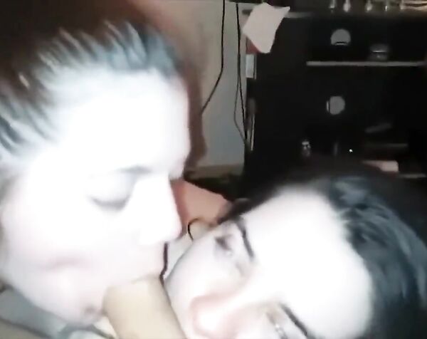 Две подружки отсосали вялого)))